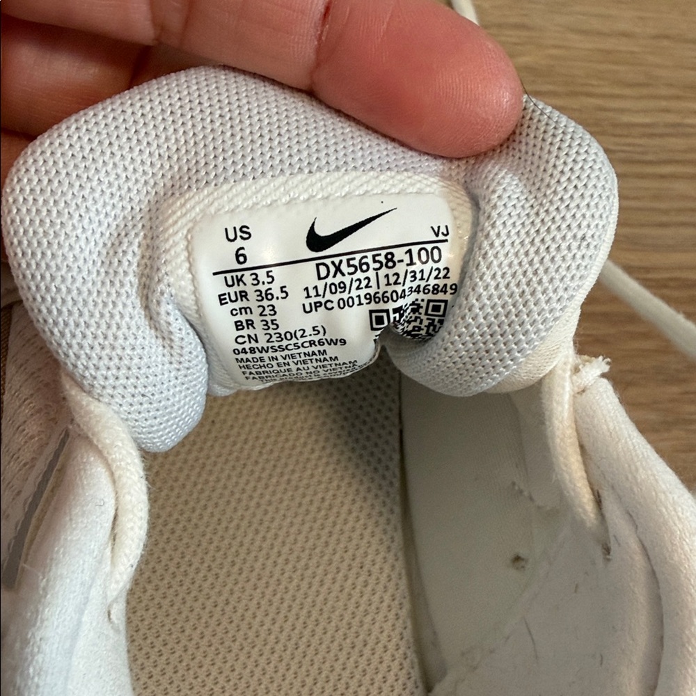 Nike Air Bliss Sneakers - Picture 10 of 10